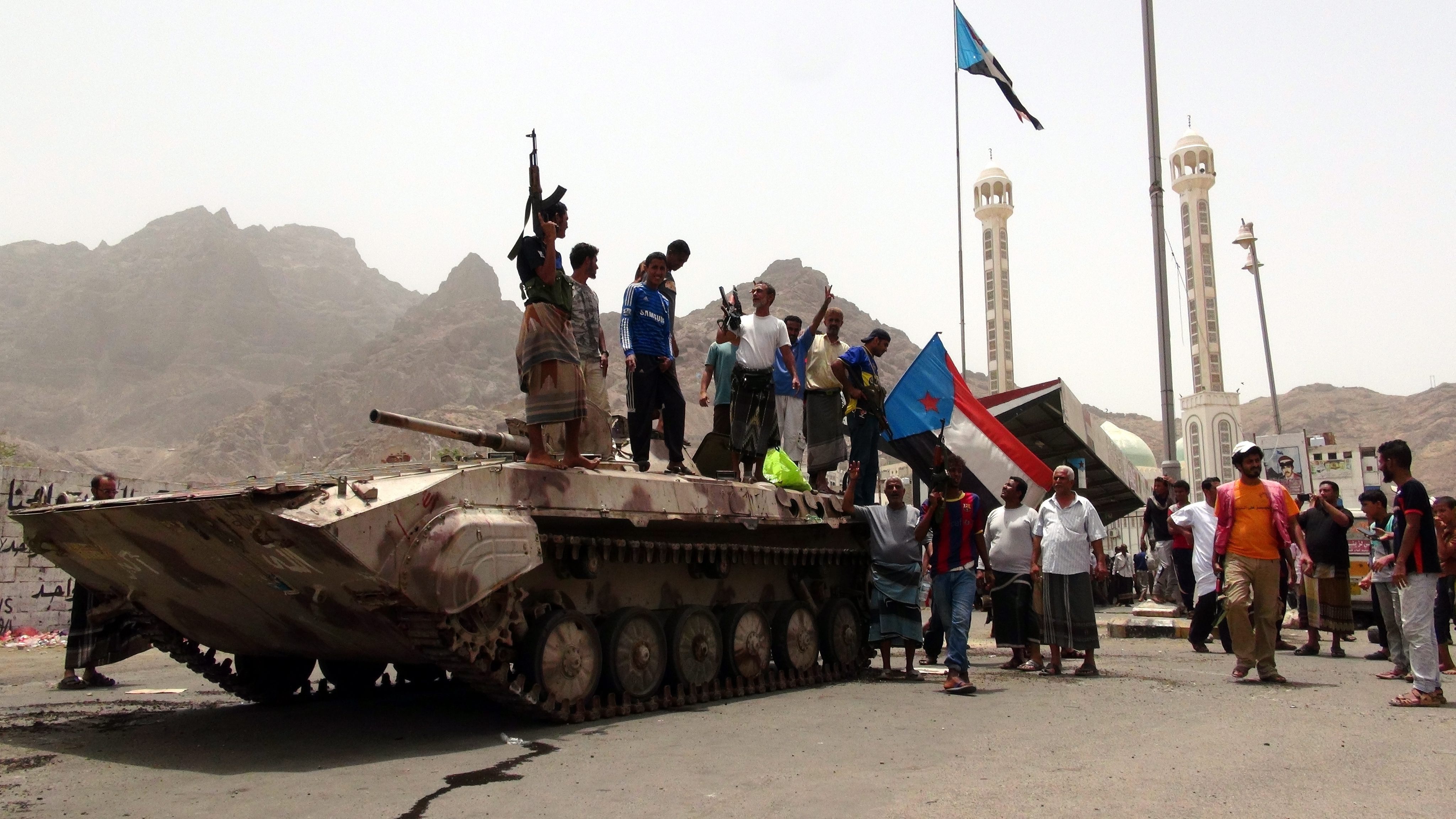 Yemen's Houthis battle in central Aden as first medical aid arrives