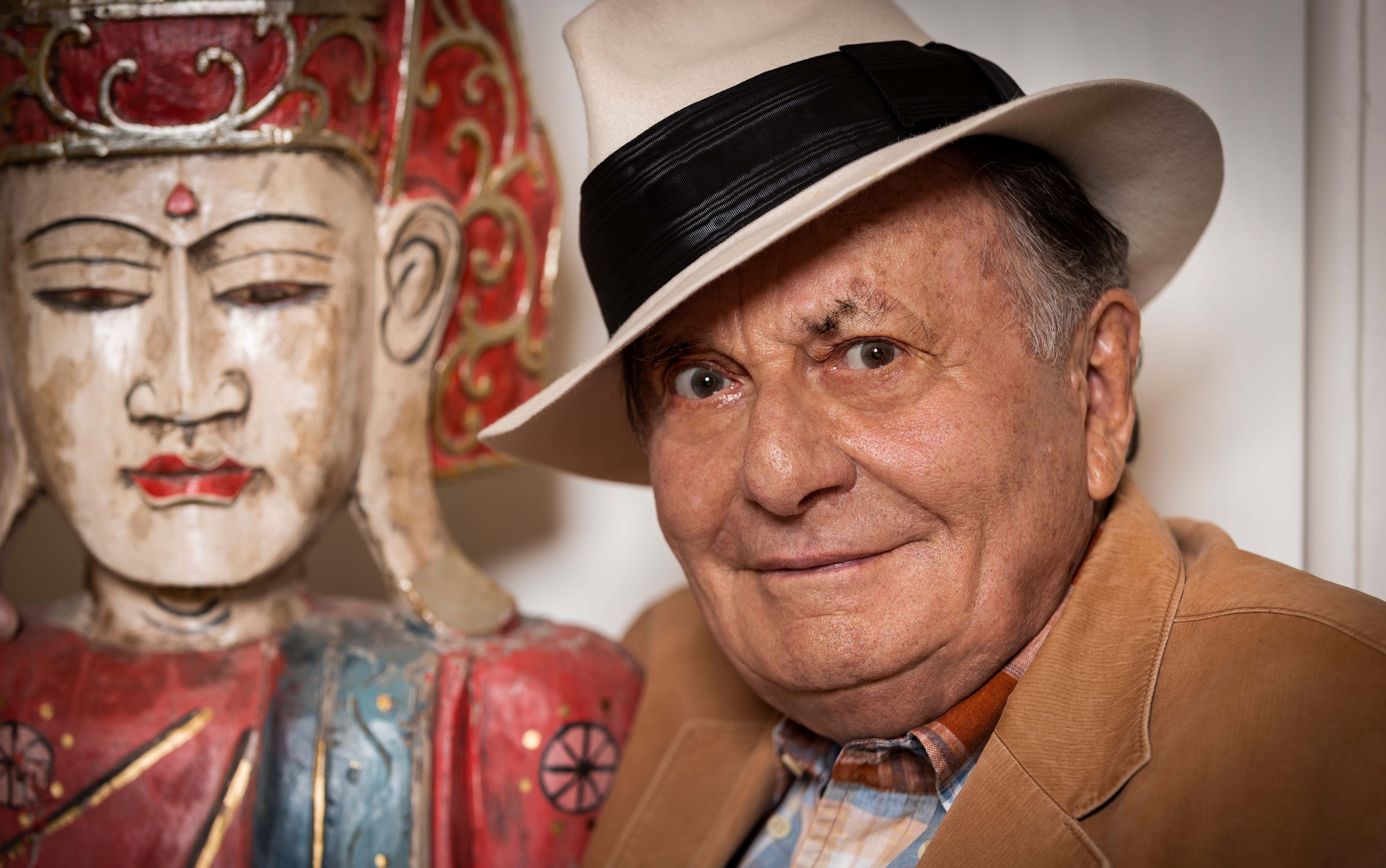 barry_humphries_at_home_photographers_credit_stephen_perrycropped