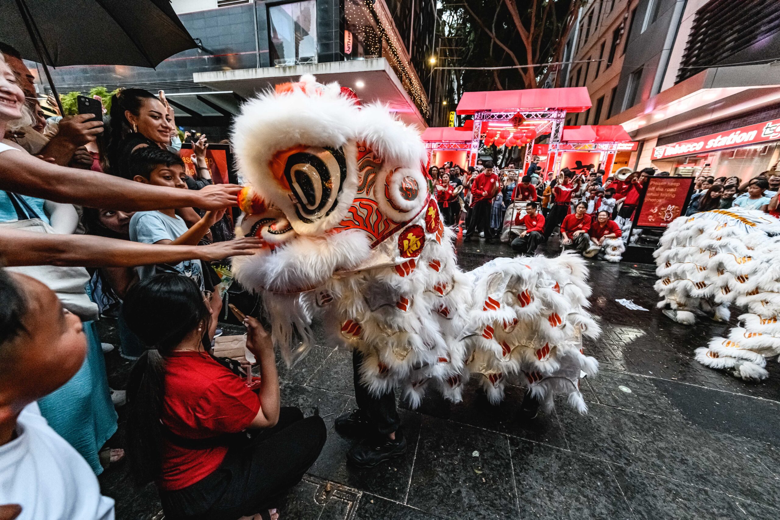 Photos-LNY23-City of Sydney Lion dance with Crowd