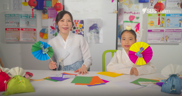 L-R Leah and Adelaide make Year of the Snake inspired fans as part of SBS Learn’s Lunar New Year teaching resource.
