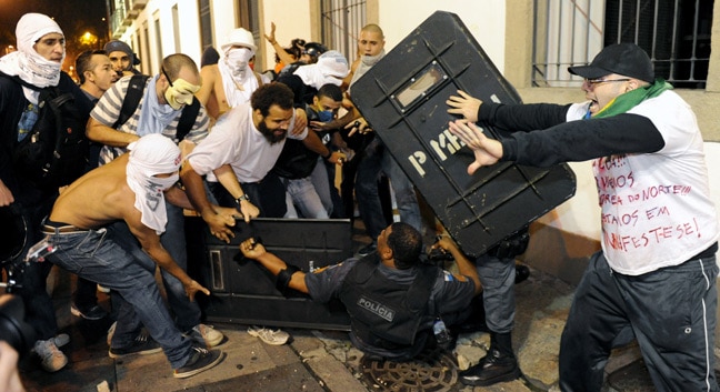 6858_9.-brazil-riot-clash.jpg